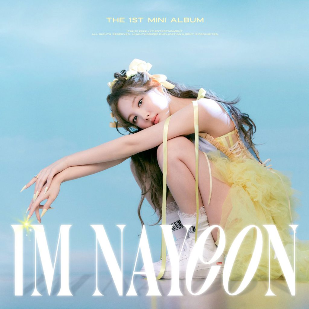 Nayeon Twice diện trang phục của FanCì trong First Mini Album 